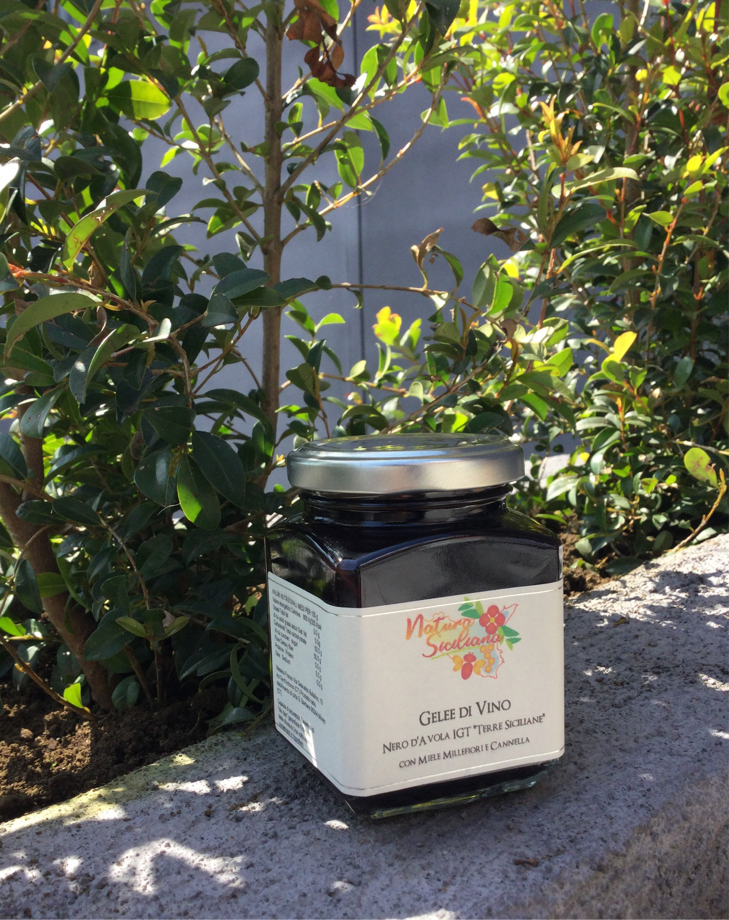 Gelee di vino Nero d’Avola “IGT Terre siciliane” con miele millefiori e cannella.